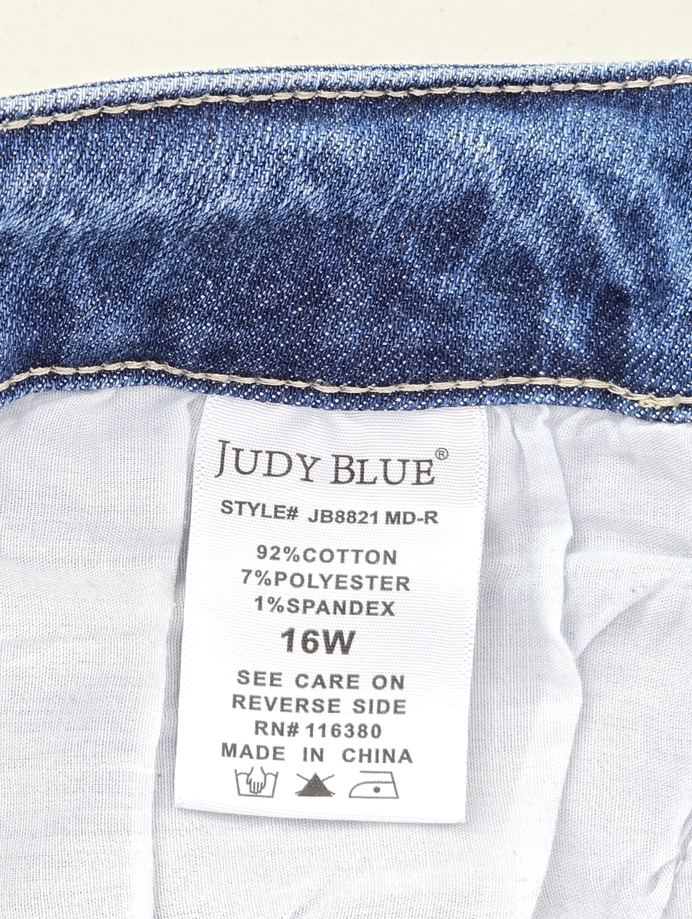 Judy Blue Mid-Rise Distressed Cropped Jeans Frayed Ridge Hem Size 16W - Picture 8 of 9
